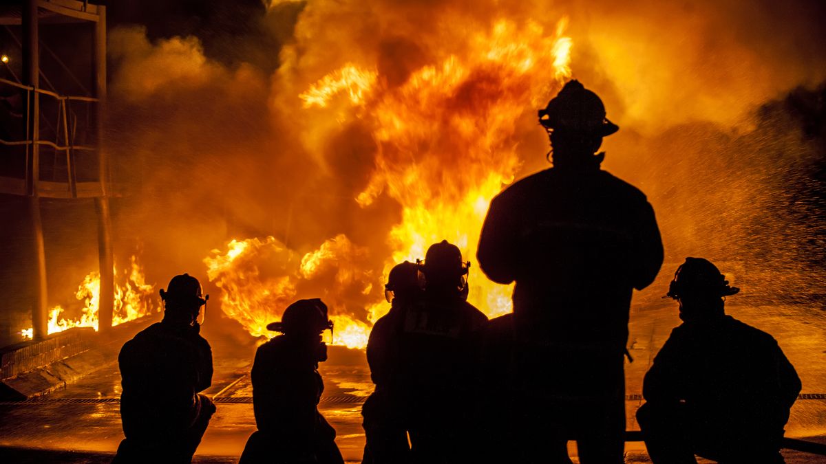 Požár autovrakoviště likvidují od rána hasiči v Ostravě